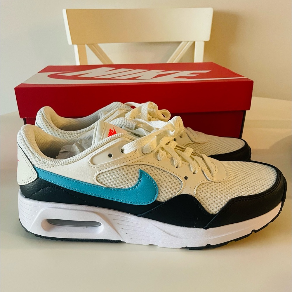BNWT Nike Air Max with box
Women's size 11.5
Men's size 9.5
Perfect with box!
